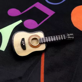 Brož dřevěná hnědá akustická kytara