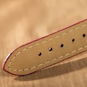 Hodinky vintage s klaviaturou a houslovým klíčem s červeným řemínkem