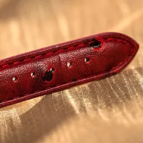 Hodinky vintage s klaviaturou a houslovým klíčem s červeným řemínkem