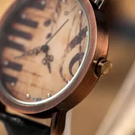 Hodinky vintage s klaviaturou a houslovým klíčem s černým řemínkem