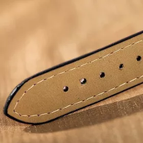 Hodinky vintage s klaviaturou a houslovým klíčem s černým řemínkem