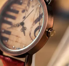 Hodinky vintage s klaviaturou a houslovým klíčem s červeným řemínkem