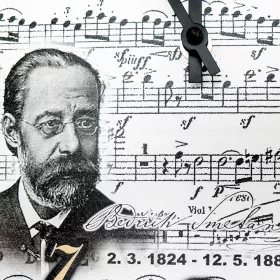 Hodiny nástěnné dřevěné bílé s partiturou a notami Smetana