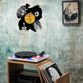 Hodiny nástěnné vinylové černé Kiss