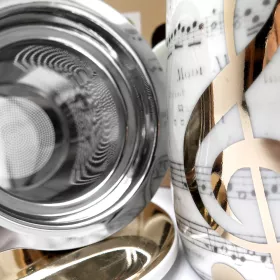 Hrnek porcelánový bílý se sítkem a víčkem s šedými notami a zlatým houslovým klíčem I Love Music