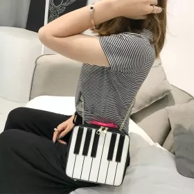 Kabelka s klaviaturou černobílá a zlatým řetízkem
