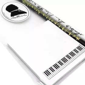 Sada psacích potřeb bílé a černé tužky s notami a lepícím bločkem s klaviaturou - partitura Beethoven