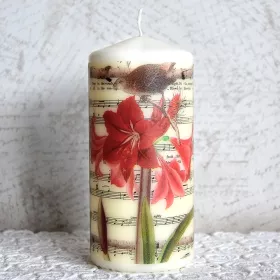 Svíčka oválná bílá přírodní noty s květinou Amarylis 15x7 cm