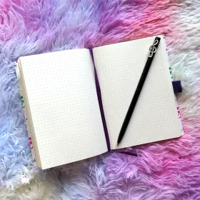 Blok poznámkový A6 bílý s barevnými houslovými klíči a partiturami