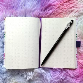 Blok poznámkový A6 bílý s barevnými houslovými klíči a partiturami