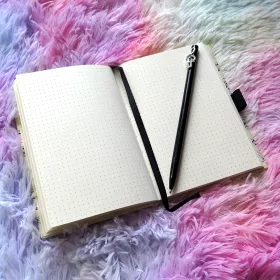 Blok poznámkový A6 bílý s barevnými houslovými klíči a partiturami