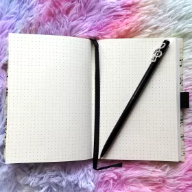 Blok poznámkový A6 bílý s barevnými houslovými klíči a partiturami