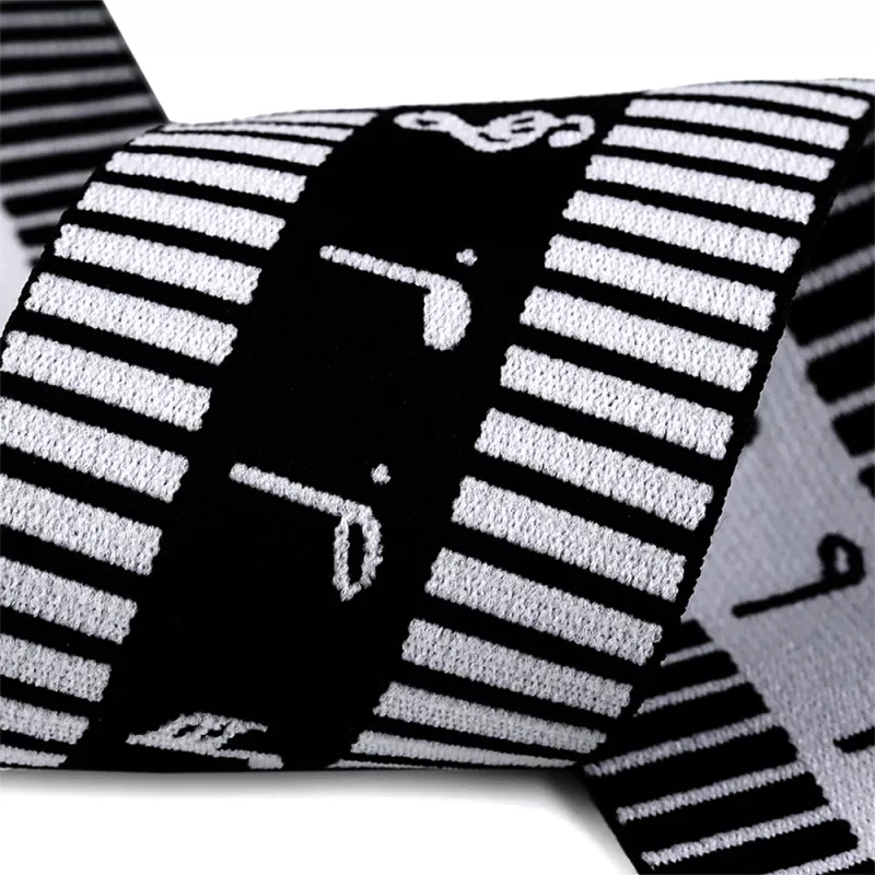 Guma - pruženka černobílá houslové klíče noty klaviatura