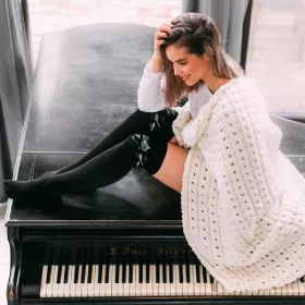 Nadkolenky černobílé noty