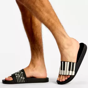 Pantofle černé s bílou klaviaturou, houslovým klíčem a notami