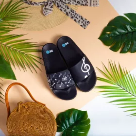 Pantofle černé s bílým houslovým klíčem a notami