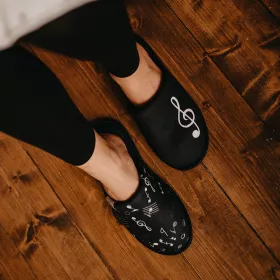Papuče černé s bílým houslovým klíčem a notami