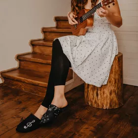 Papuče černé s bílým houslovým klíčem a notami