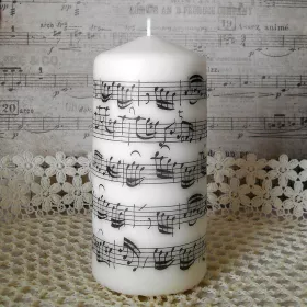  Svíčka oválná bílá přírodní s notami a partiturou Bach 14×7 cm