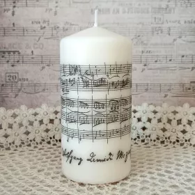 Svíčka oválná bílá přírodní s notami a partiturou Mozart 14×7 cm